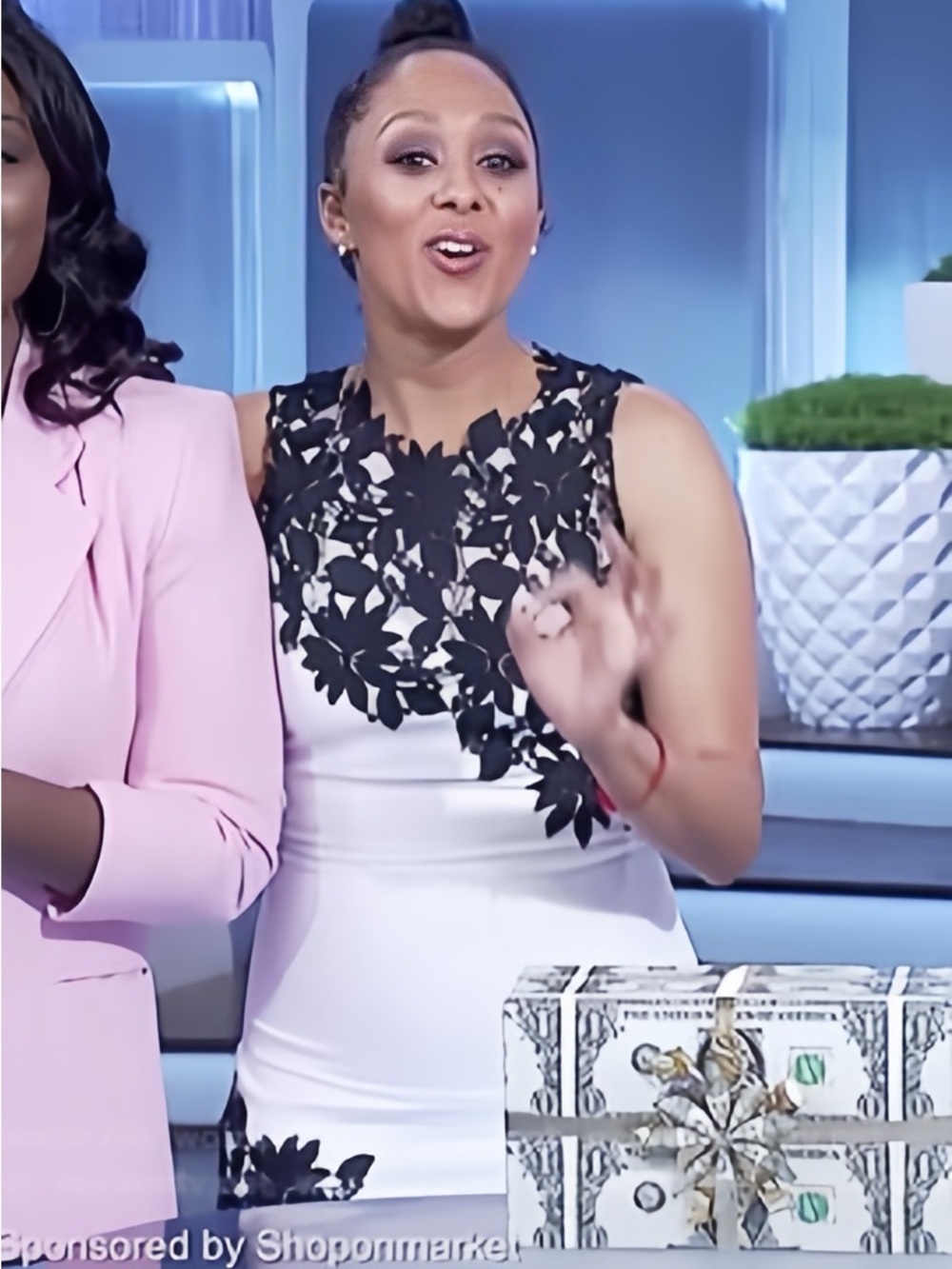 Alice + Olivia Margy Sheath Dress XS White Black Floral Lace As Seen On TV - Picture 7 of 16